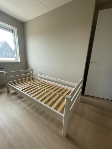 Wit bed met lattenbodem