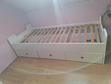 Complete slaapkamer: bedbank + bureau + kaptafel + ladekast