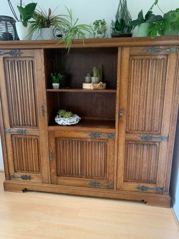 Robuuste houten kast met decoratieve details