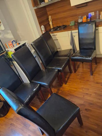 Gratis : 6 zwarte stoelen beschadigde bekleding