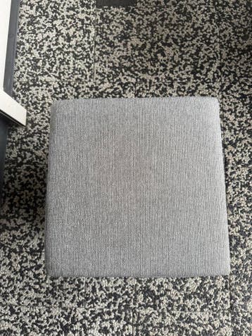 2 grijze hockers / poefs