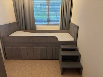 Gratis!! Steigerhout bed met lades en trappetje GRATIS