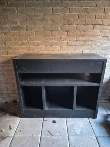 Gratis: Zwarte steigerhouten kast met open vakken