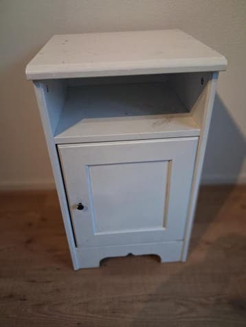 Wit nachtkastje met opbergruimte