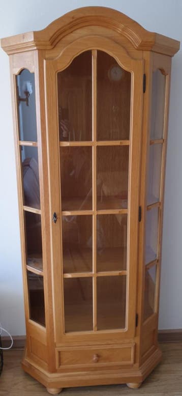 Blank eikenhouten vitrinekast Gratis!