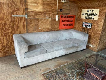 Grijze bank met ribstof