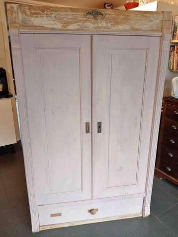 Oude grenen kast (gratis op te halen)