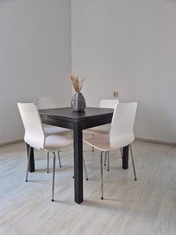 Gratis afhalen: uitschuifbare Bjursta tafel & Ikea stoelen