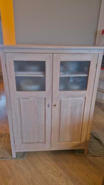 Gebruikte kast met glazen deuren