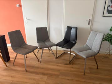 4 stoelen met gebruiksporen