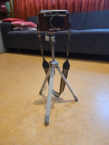 Oud Yashica fototoestel met toebehoren in koffer en statief