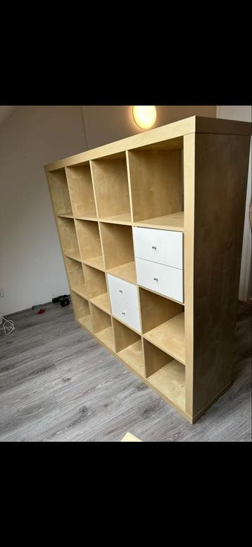 Twee kasten, waarvan één met lades