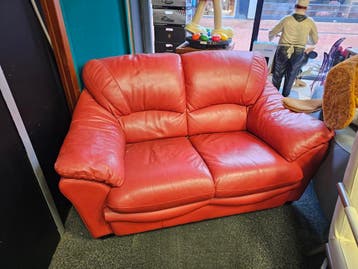 Gratis 2-zits bank van echt leer in goede staat