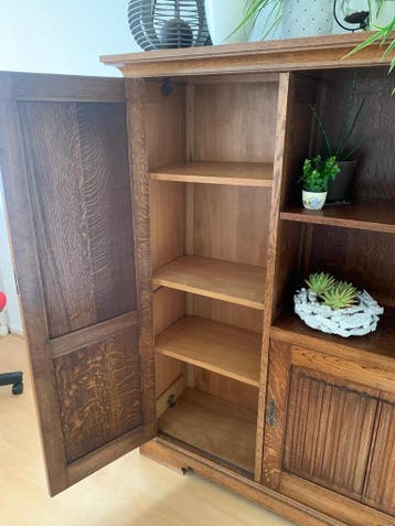 Gratis voor de liefhebber;  kast met open vakken en deuren