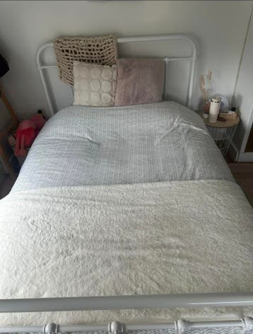 Wit metalen bedframe