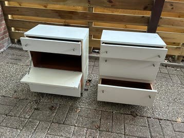 2 witte nachtkastjes met lades en klep