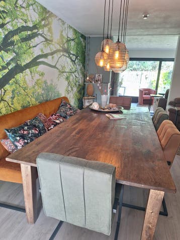 Houten eettafel met bank 2.65m x1.19m donkerbruin en in zeer
