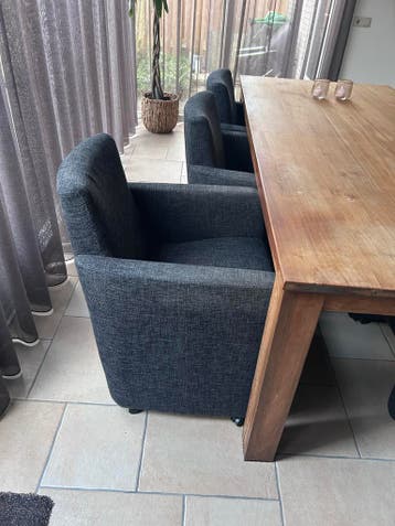 Eethoek: Tafel (220x100cm) met 6 stoelen op wieltjes