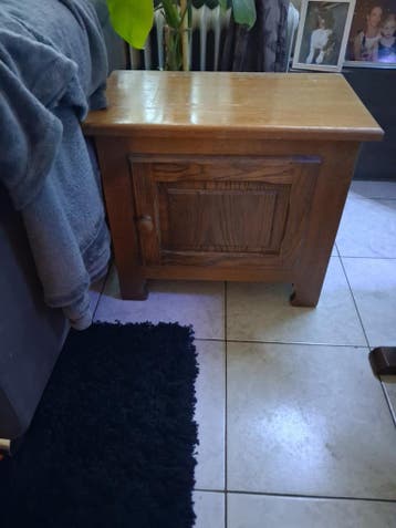 Gratis :Houten nachtkastje met deurtje