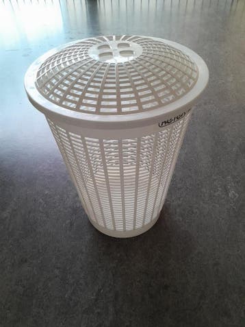 Witte kunststof wasmand met deksel