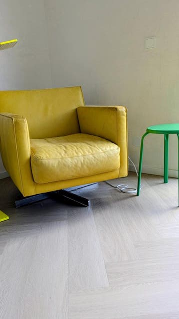 Leuke gele leren fauteuil (gratis!)