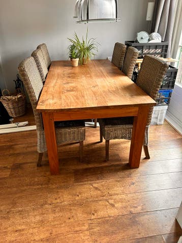 Tafel met 6 stoelen GRATIS