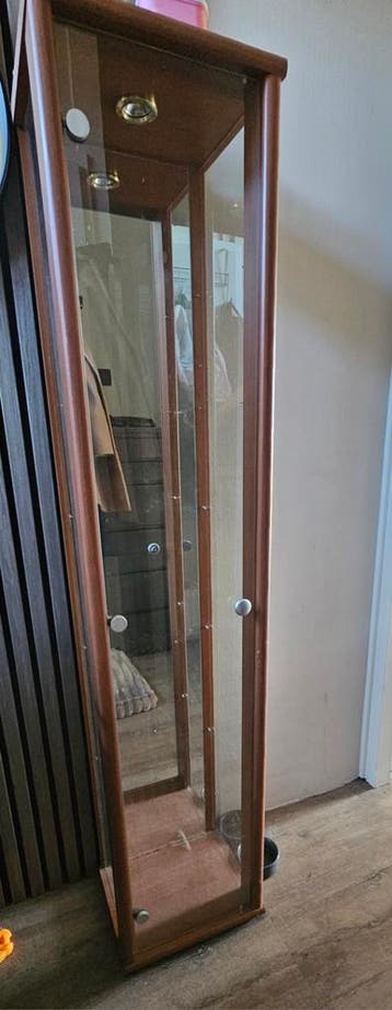 Gratis, glazen vitrinekast