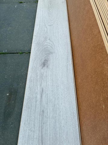 GRATIS Grijs laminaat 20-25m2