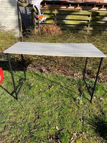 Bureau met grijs blad en zwart onderstel