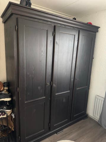 Donkerbruine kledingkast met drie deuren
