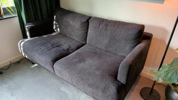 Grijze 2 persoons bank.