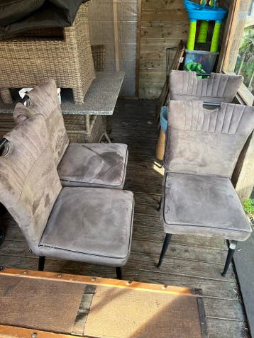 4 stoelen met gebruikerssporen goed voor in een bouwkeet