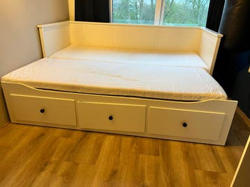 GRATIS: IKEA Hemnes Bedbank met 3 lades en 2 matrassen