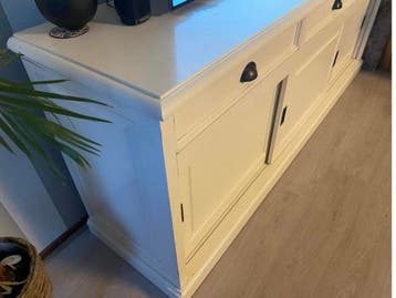 Crèmekleurige kast met schuifdeuren en lades