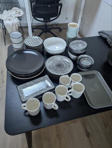 Servies set met borden, kommen en mokken