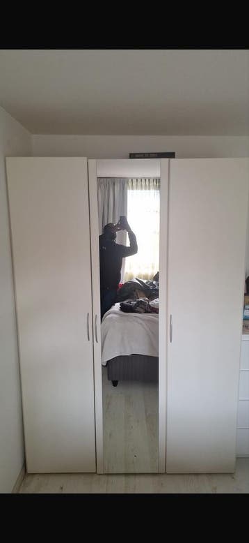 Witte kledingkast met spiegeldeur