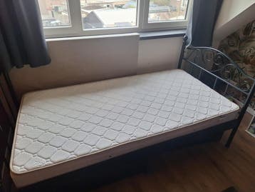 Gratis ophalen dit weekend: bed, matras en nachtkastje