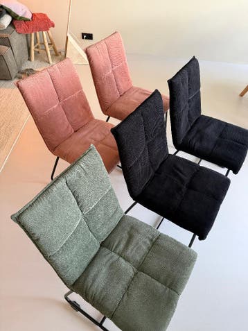 5 Stoelen (zwart, oud roze, groen)