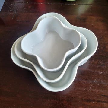 Set van 3 witte schaaltjes in klavervorm