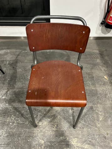 Houten stoel met metalen frame