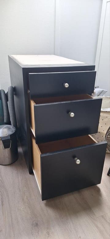 Ladeblok, zwart geschilderd