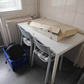 Witte tafel met twee stoeltjes