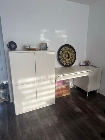 Wit bureau met kastcombinatie