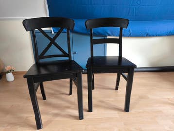 Twee zwarte houten stoelen