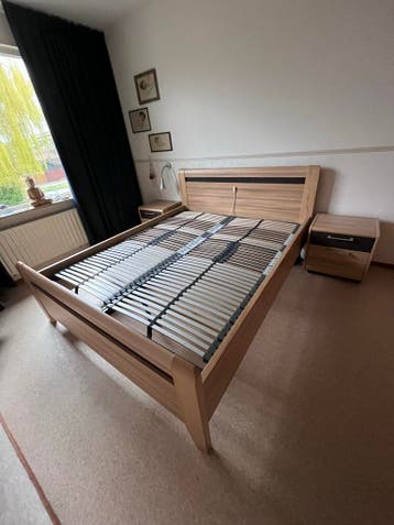 Tweepersoonsbed 160x200 met 2 nachtkastjes