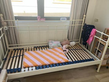 Wit bed met lattenbodem