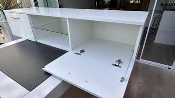 Witte TV-kast voor muurbevestiging - Gebruikt in prima sta