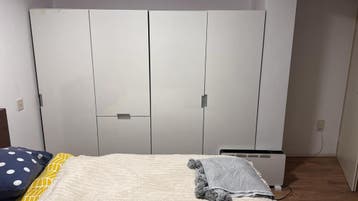 Gratis bed (zonder matras) en kledingkast