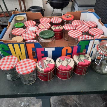 Glazen potten en blikken voorraadpotten