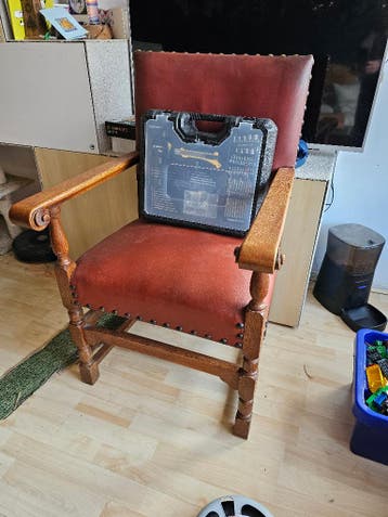 Antieke stoel met leer
